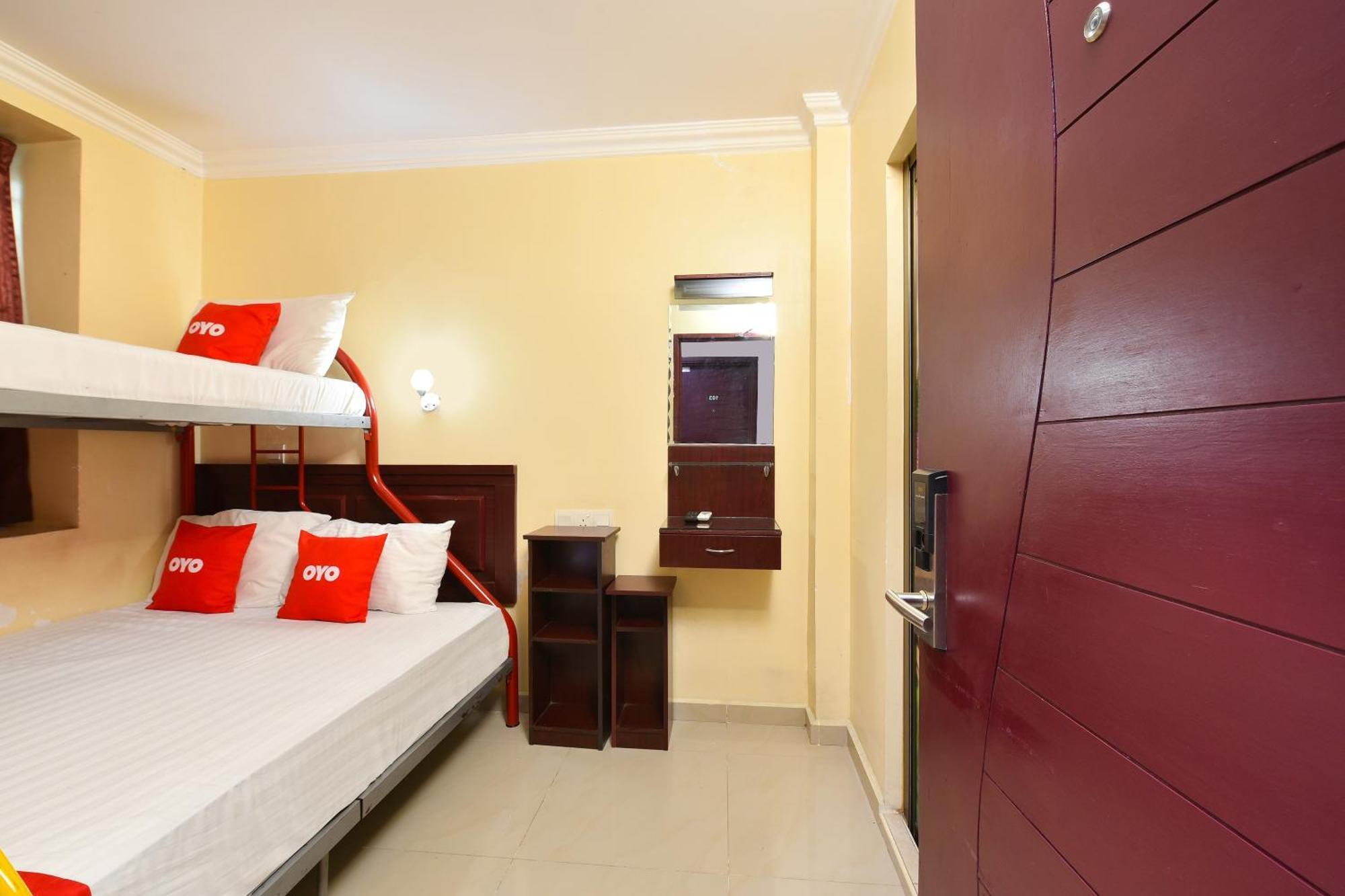 Super Oyo 90562 J Hotel Pj Петалинг-Джая Экстерьер фото