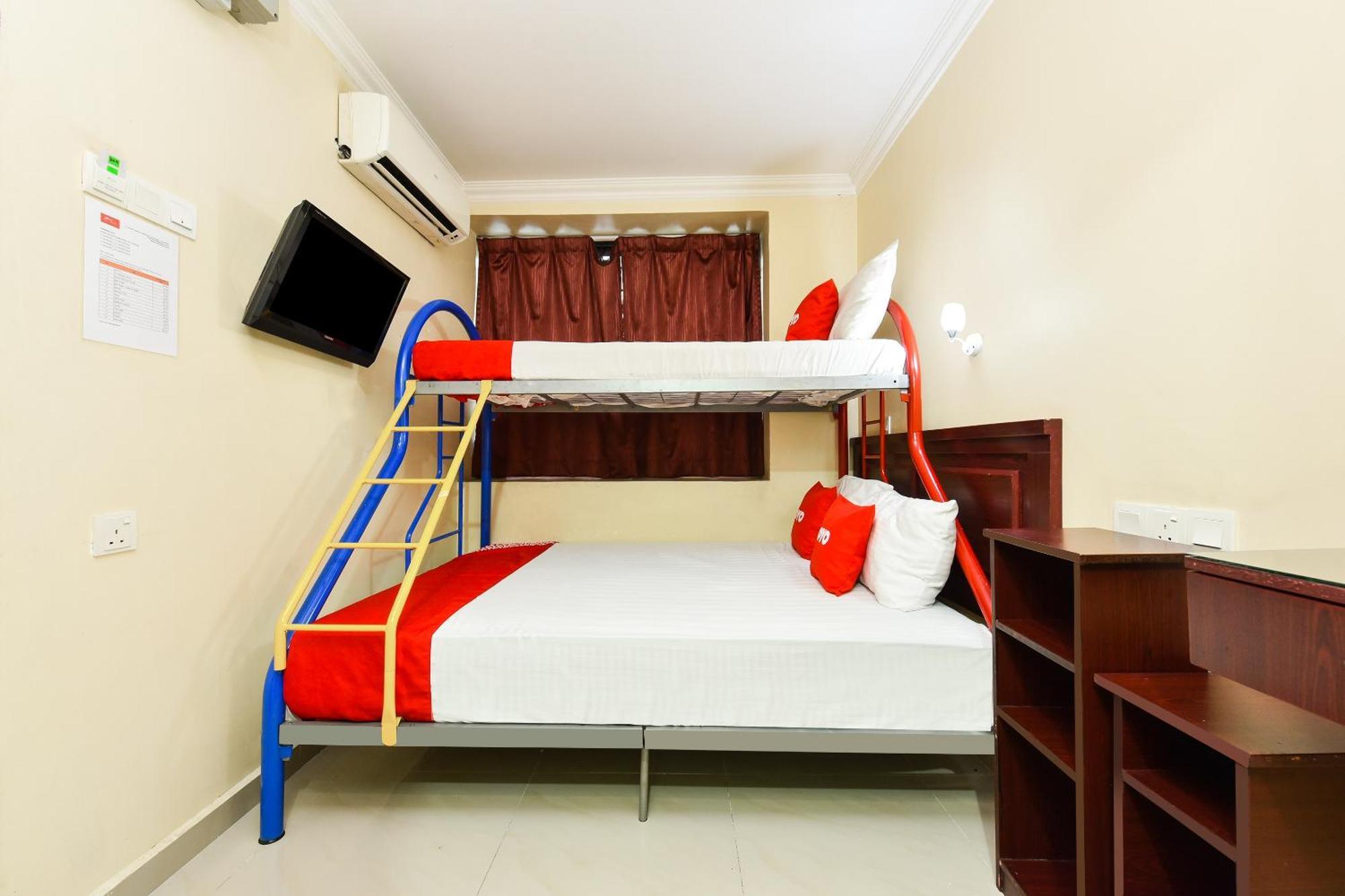 Super Oyo 90562 J Hotel Pj Петалинг-Джая Экстерьер фото