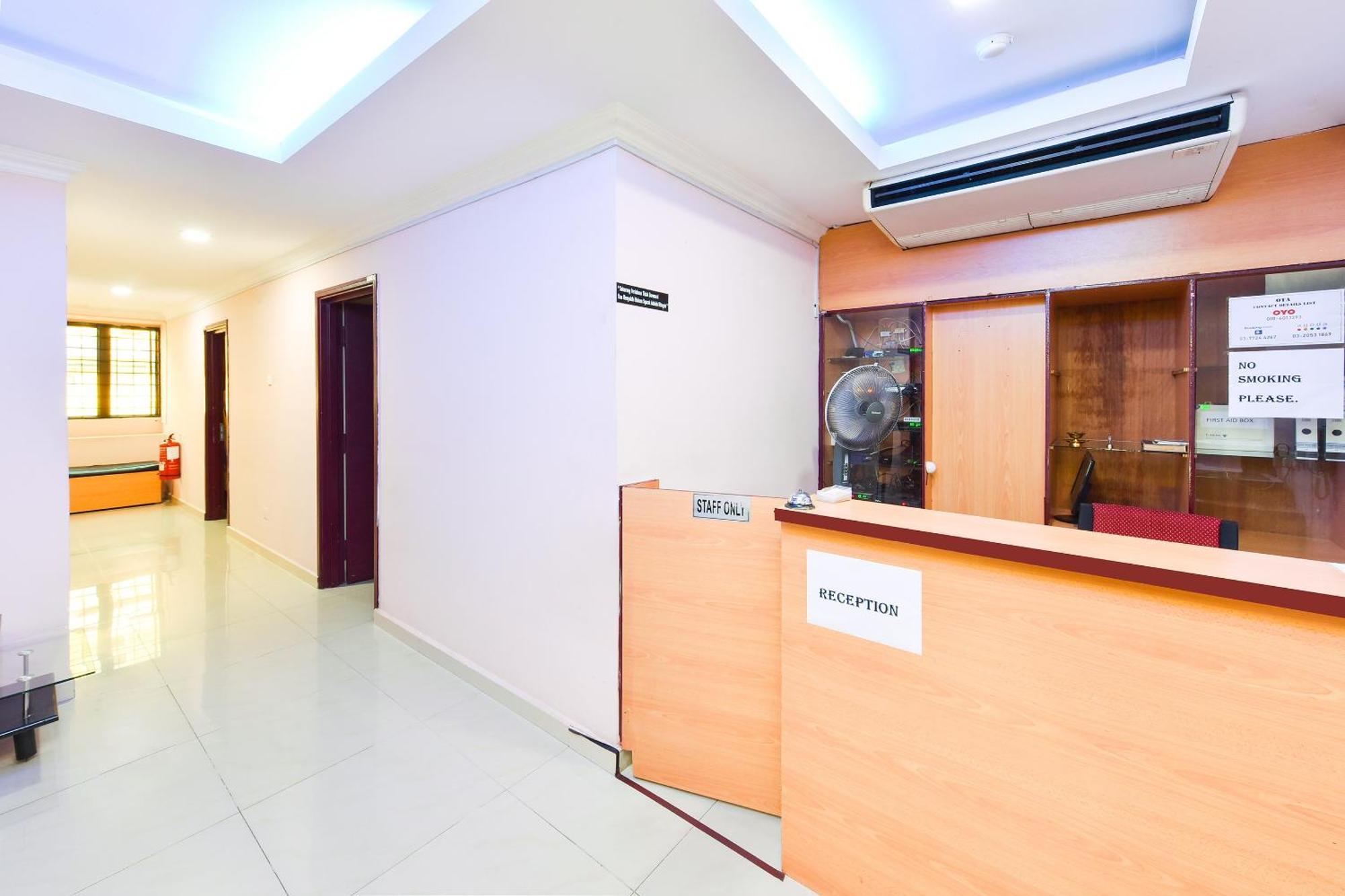 Super Oyo 90562 J Hotel Pj Петалинг-Джая Экстерьер фото