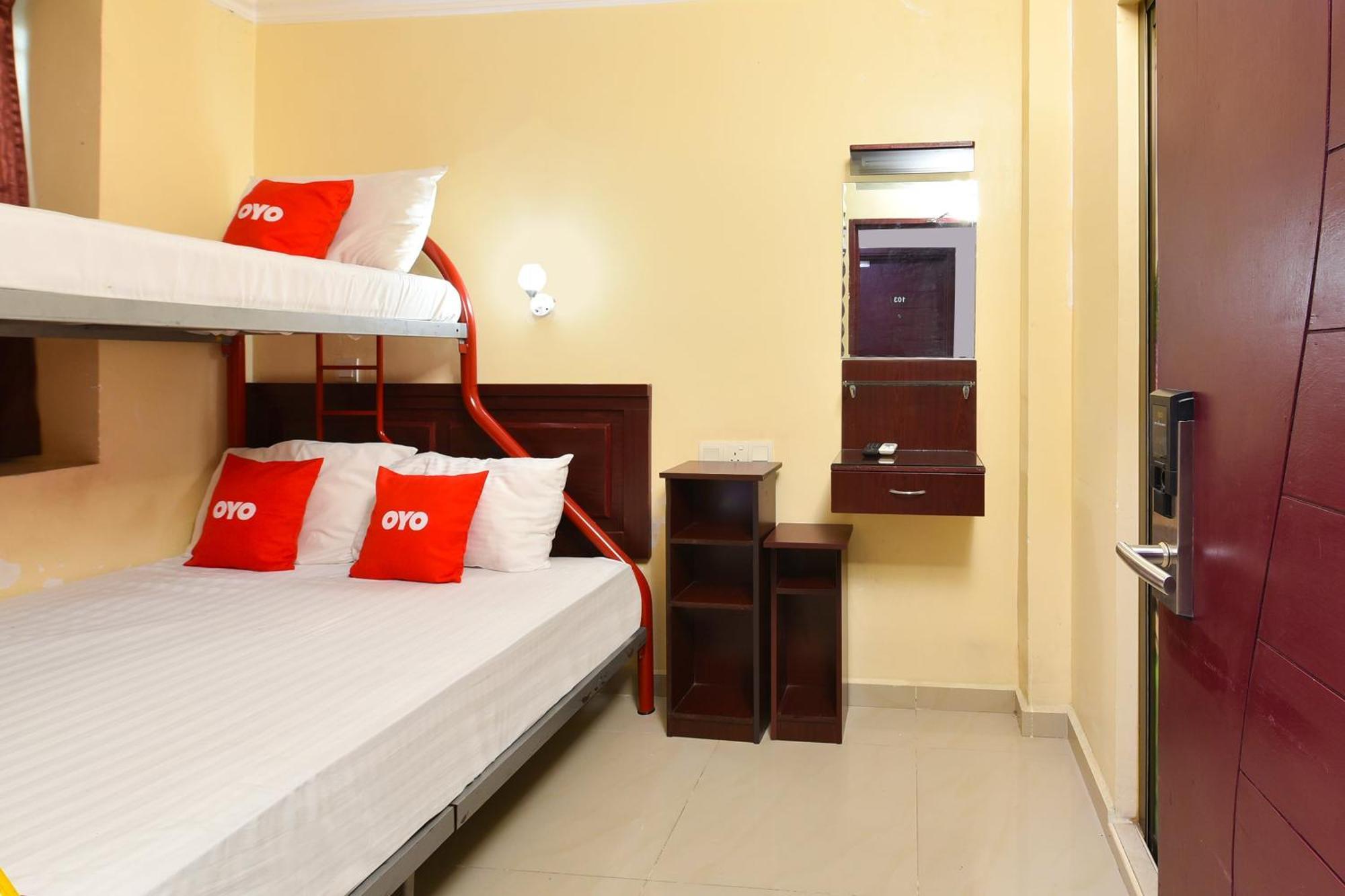 Super Oyo 90562 J Hotel Pj Петалинг-Джая Экстерьер фото