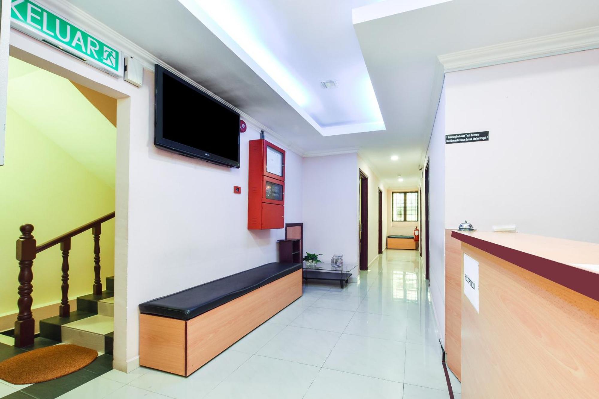 Super Oyo 90562 J Hotel Pj Петалинг-Джая Экстерьер фото