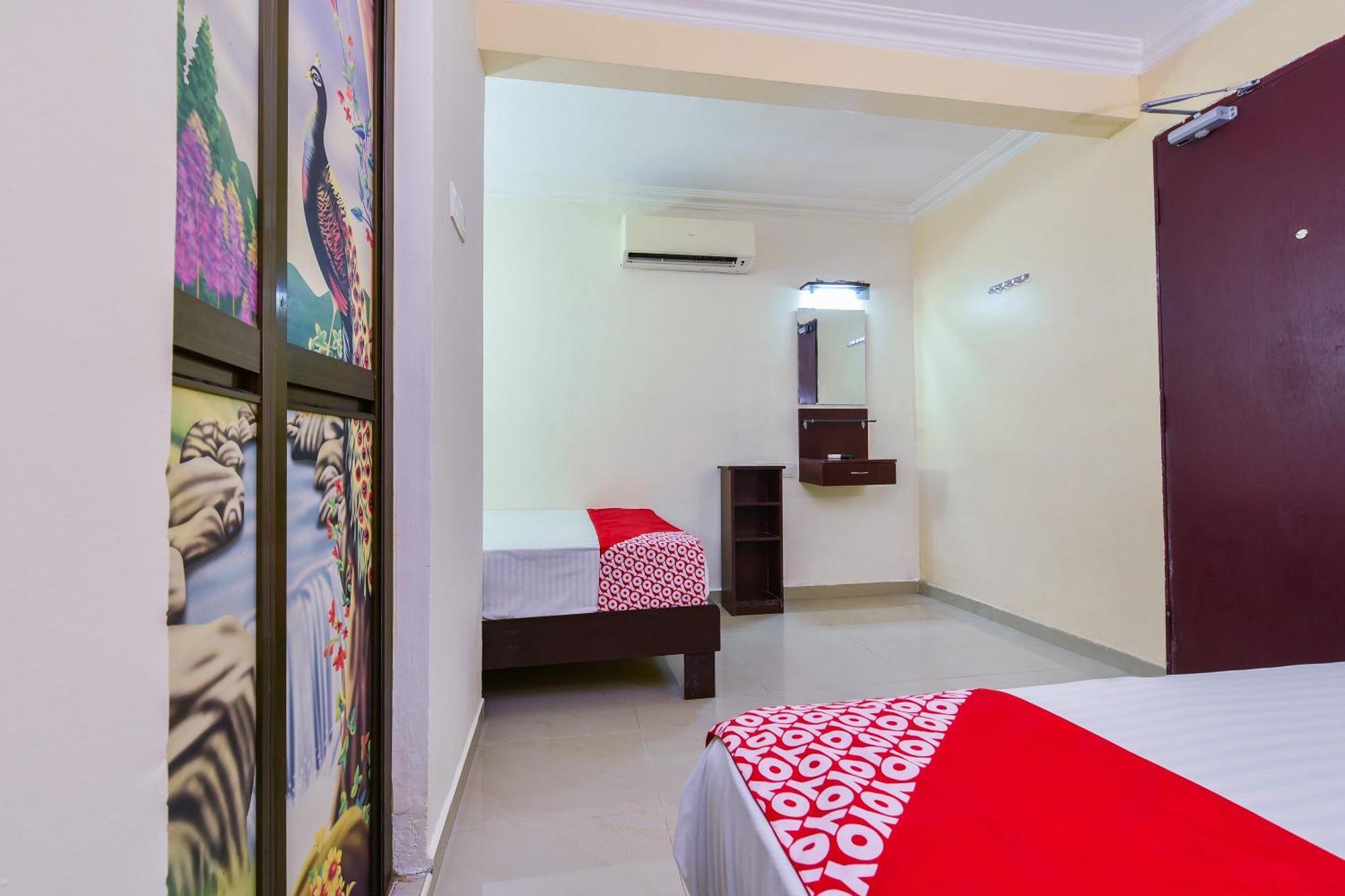 Super Oyo 90562 J Hotel Pj Петалинг-Джая Экстерьер фото