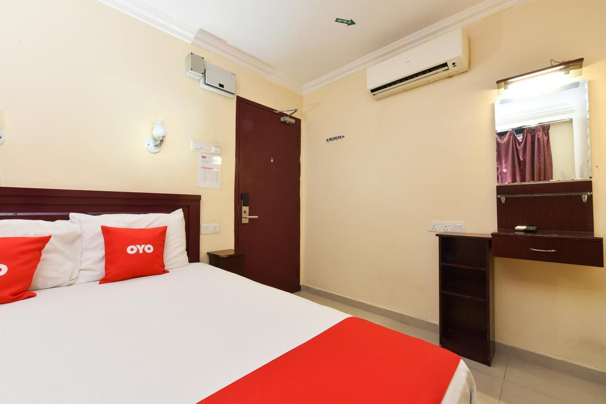 Super Oyo 90562 J Hotel Pj Петалинг-Джая Экстерьер фото