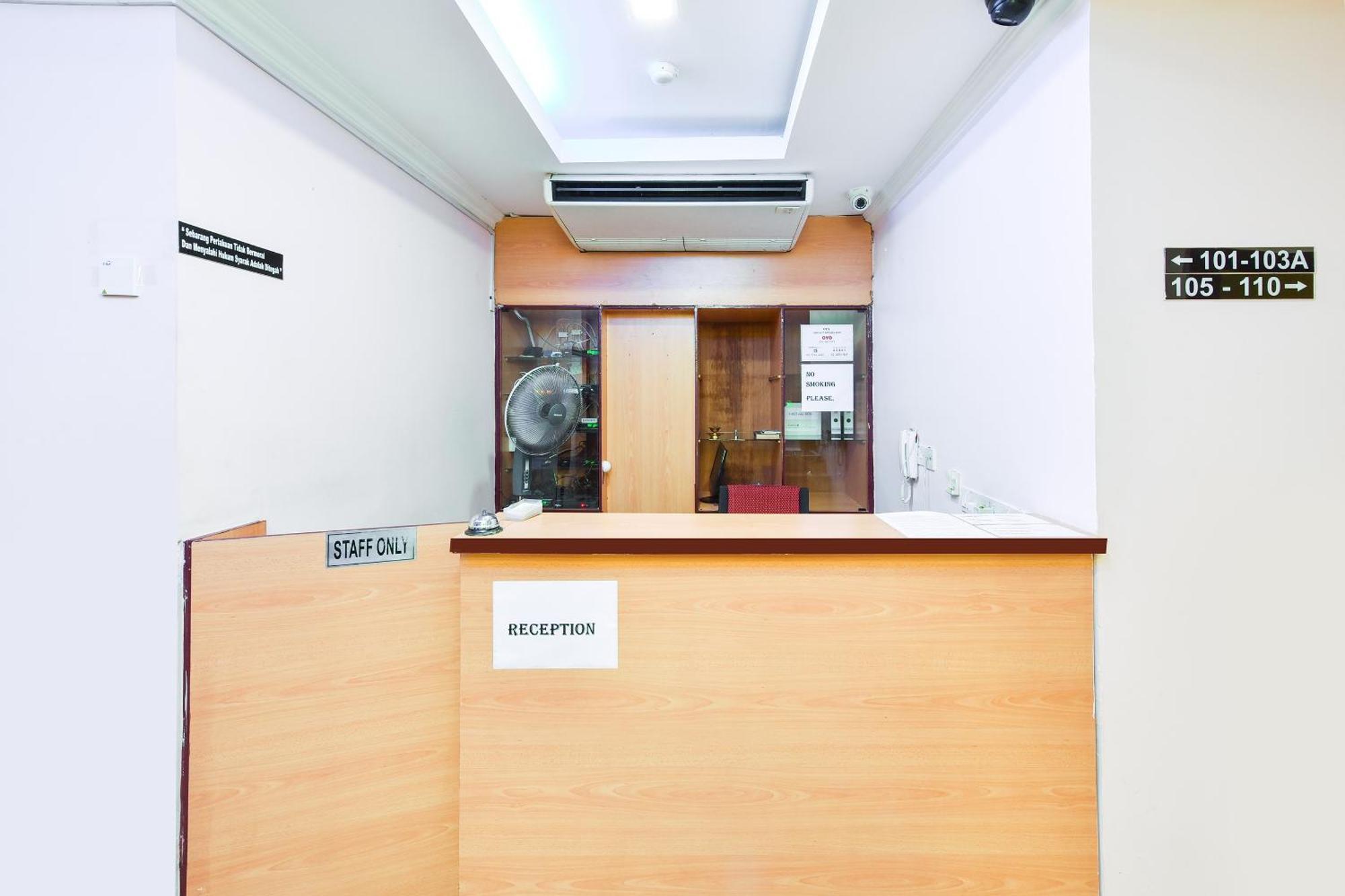 Super Oyo 90562 J Hotel Pj Петалинг-Джая Экстерьер фото