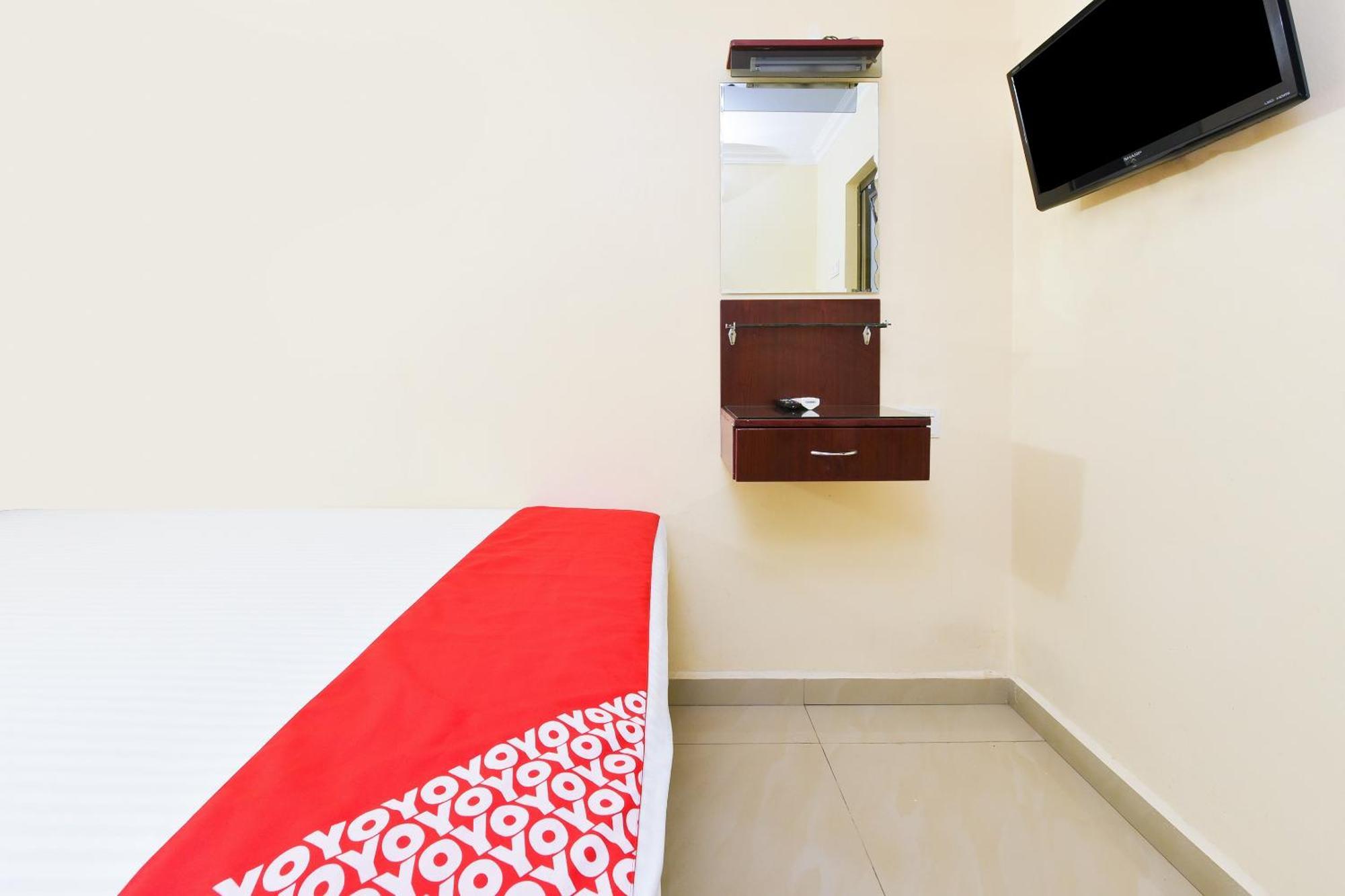Super Oyo 90562 J Hotel Pj Петалинг-Джая Экстерьер фото