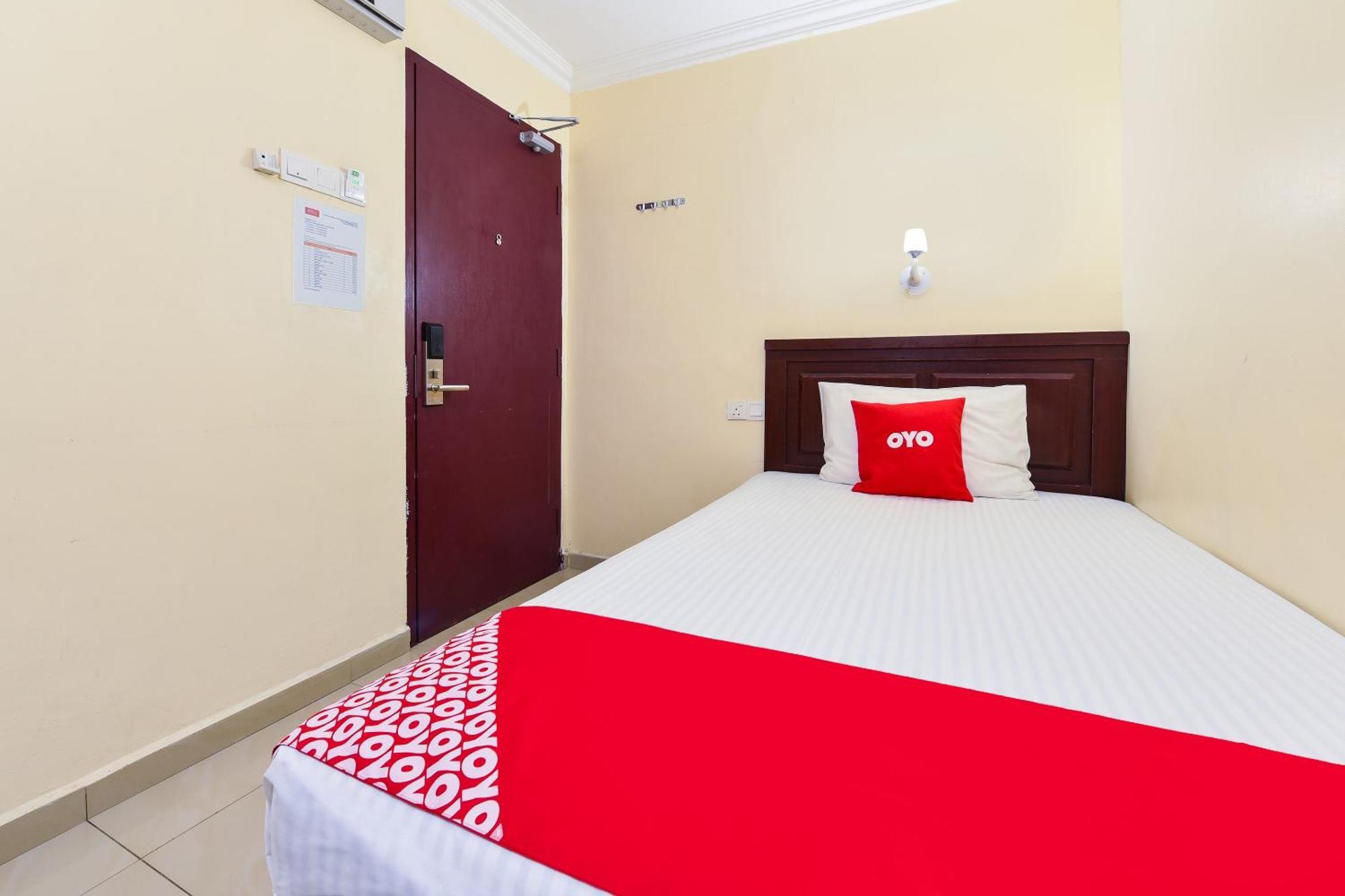 Super Oyo 90562 J Hotel Pj Петалинг-Джая Экстерьер фото
