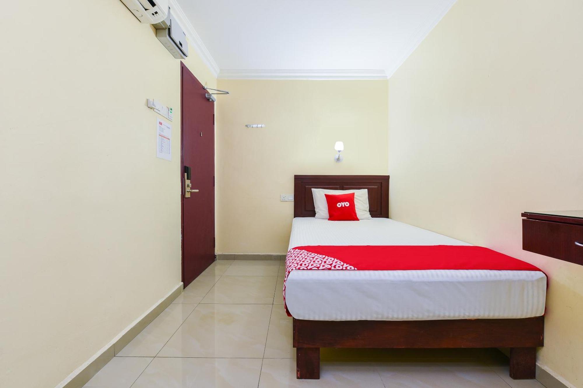 Super Oyo 90562 J Hotel Pj Петалинг-Джая Экстерьер фото